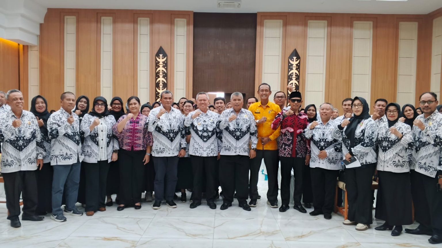 Seminar Publik PGRI di Sigi, Bupati Rizal Intjenae Komitmen Tingkatkan Kualitas Guru dan Anak Didik